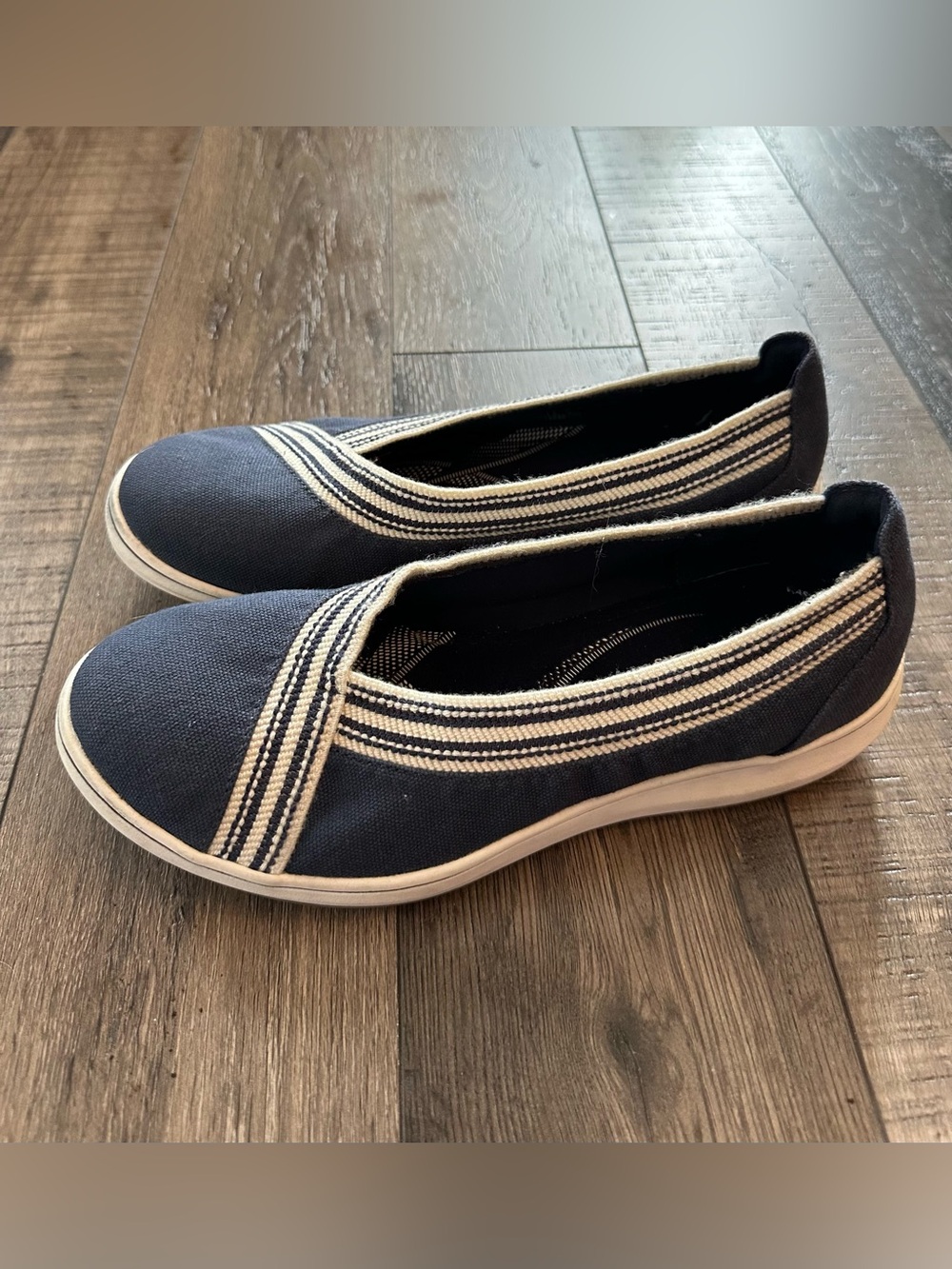 Clarks Women's Breeze Sky Air Navy Cloudsteppers Slip on Size 8.5 Coastal Beach